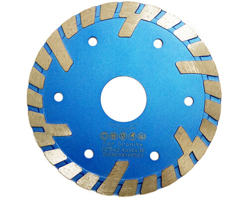 Diamond blade with protectional teeth